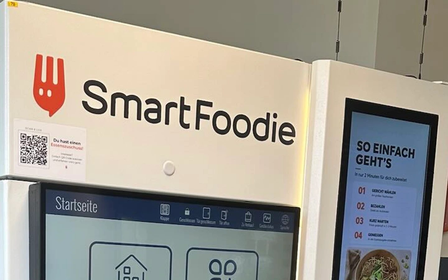 SmartFoodie Automat mit Logo und Bedienbereich