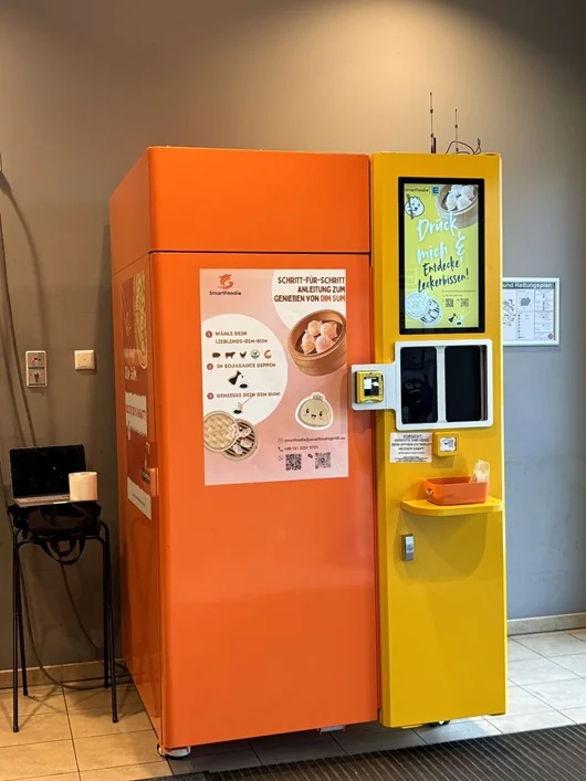Orangefarbener SmartFoodie-Automat am EDEKA-Standort